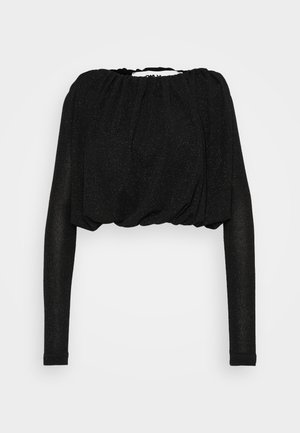Čierny skrátený top s dlhým rukávom vyrobený z textúrovanej tkaniny s nariaseným výstrihom a jemným leskom. Riasenie na prednej strane.