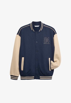 Giacca varsity blu navy e beige con bottoni a pressione, tasche laterali, polsini a costine, righe orizzontali sul colletto e logo "84 EPIC" sul davanti.