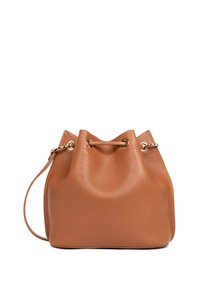 Borsa a secchiello in pelle marrone con finitura testurizzata, dettagli in metallo dorato e tracolla regolabile; presenta una chiusura con coulisse.