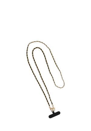 Collier en chaîne dorée et noire avec des maillons rectangulaires et un fermoir à bascule. Présente un design long et élancé pour un style polyvalent.