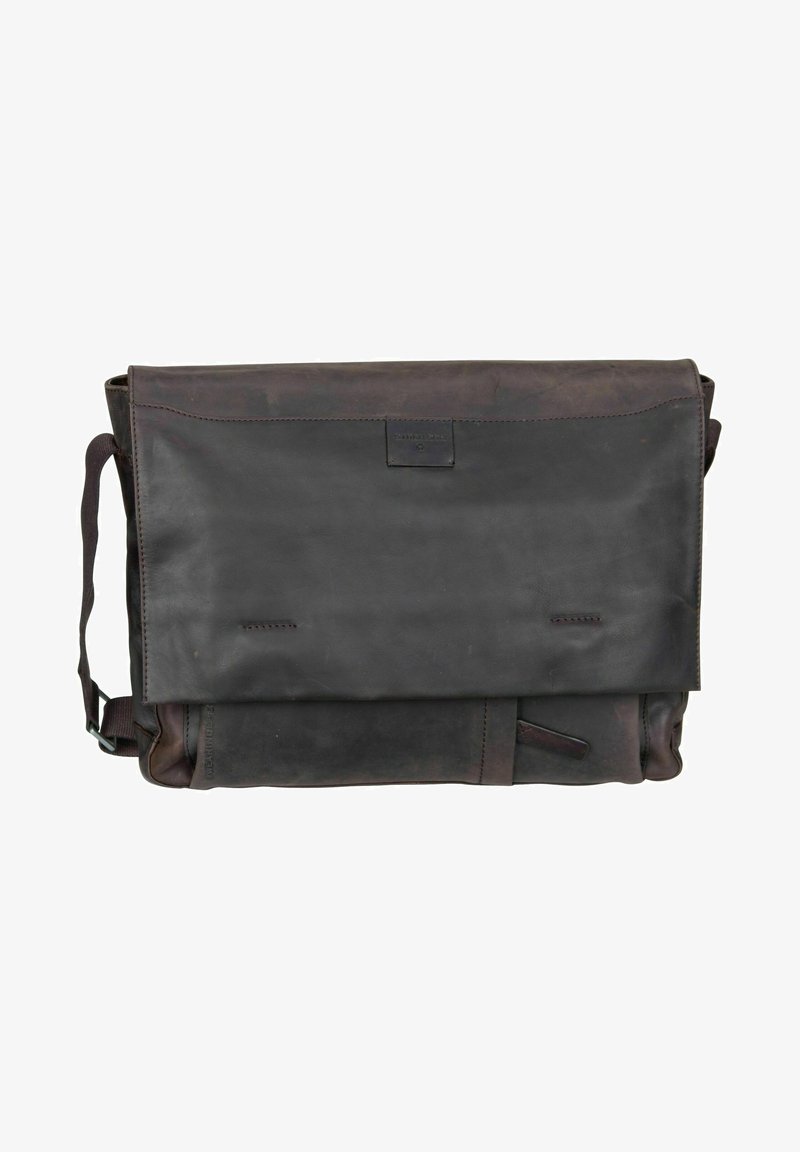 Borsa a tracolla in pelle marrone con pattina pieghevole, tracolla regolabile e dettagli in cucitura esterna. Texture liscia con design minimalista.