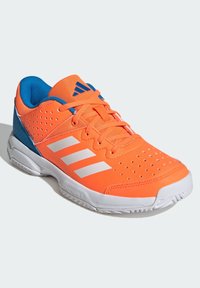 Oranžová sportovní bota s modrými akcenty, síťovaným svrškem, perforovanými stranami, bílým logem se třemi pruhy a gumovou podrážkou s protiskluzovými vzory.
