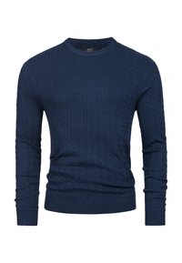 Granatowy sweter z dzianiny, ozdobiony wzorem w warkocze, z okrągłym dekoltem oraz ściągaczami na mankietach i dolnej krawędzi. Wykonany z miękkiej, teksturowanej włóczki.