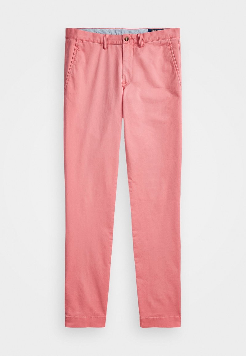 Pantaloni chinos rosa in cotone con una texture liscia, taglio slim e tasche frontali. Presentano una chiusura con bottoni e una vita con passanti per cintura.