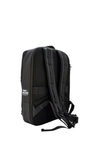 Mochila negra rectangular con respaldo acolchado de malla, correas de hombro ajustables y un parche con el logo de Blauer en el lateral.