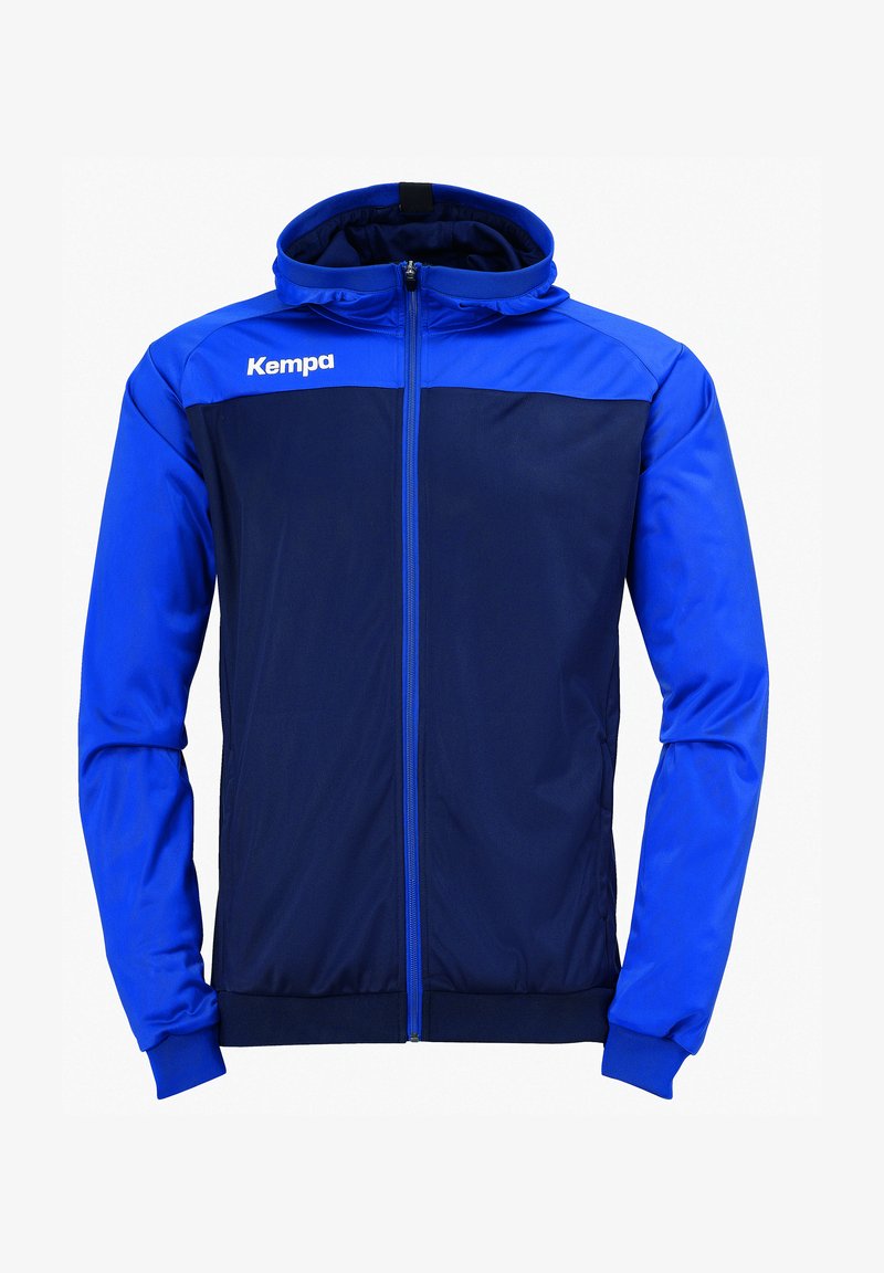 Blauwe sportsjack met een volle rits, met een donkerblauwe body, lichtblauwe accenten, een capuchon en een logo op de borst.