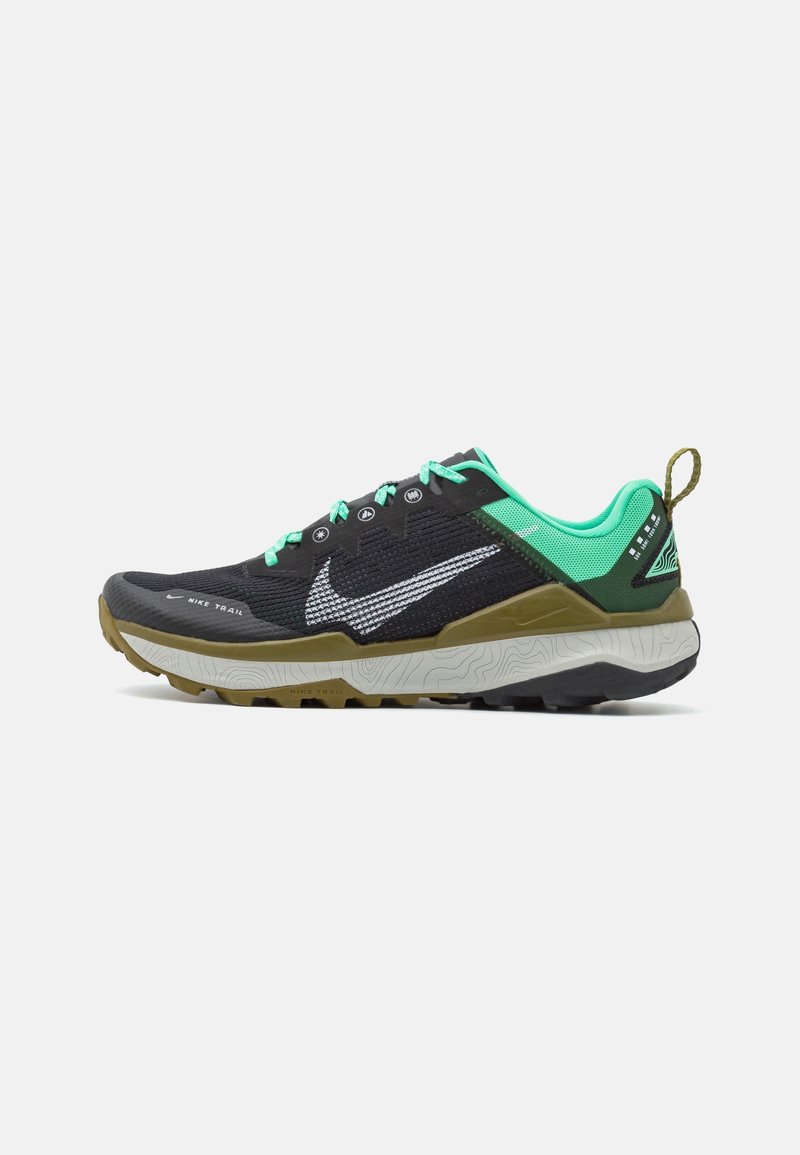 Zwart-groene trailrun schoenen met een gestructureerde bovenkant, reflecterende accenten en een robuuste zool voor grip. Voorzien van een vetersluiting aan de voorkant en een haklip.