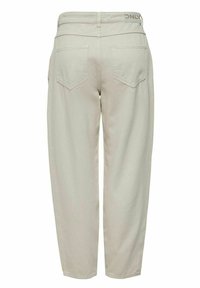 Světlé šedé kalhoty s vysokým pasem a zúženým střihem. Obsahují dvě zadní kapsy a logo na pase. Vyrobené z měkké a odolné tkaniny.