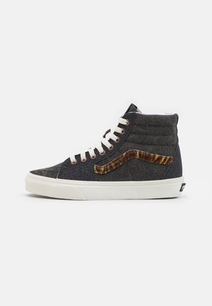 Hoge sneakers met een textuurrijke donkergrijze stoffen bovenzijde, contrasterende bruine cheetah-patroon zijstrepen, witte rubberen zool en crème veters.