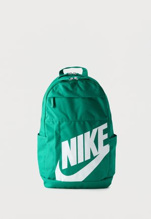 Groene rugzak met groot wit NIKE-logo en swoosh, voorvak met rits, zijvakken en bovenste handvat.