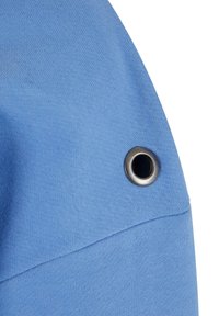 Tessuto blu con una superficie liscia, caratterizzato da un dettaglio di occhiello metallico sul lato. Il tessuto presenta un motivo sottile.