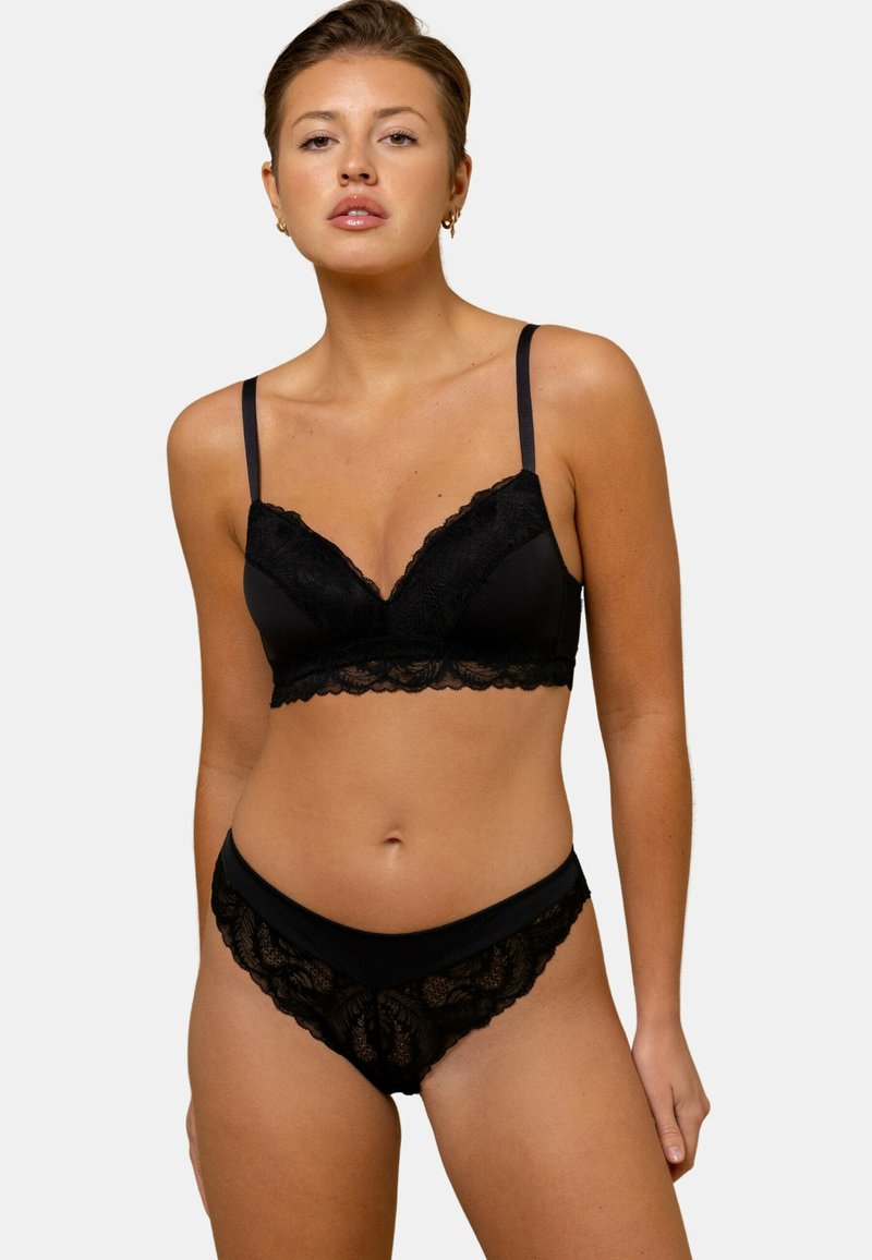 Ensemble de lingerie en dentelle noire comprenant un bralette avec des bretelles ajustables et une culotte taille haute assortie avec des bords festonnés et des motifs floraux.