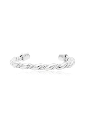 Bracelet en argent avec un design torsadé et des accents texturés. Fini lisse avec une surface polie et des extrémités ouvertes.