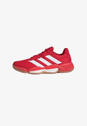 Roter Sportschuh aus atmungsaktivem Mesh-Obermaterial, weißes Drei-Streifen-Logo, Gummisohle und gepolsterter Kragen für Komfort.
