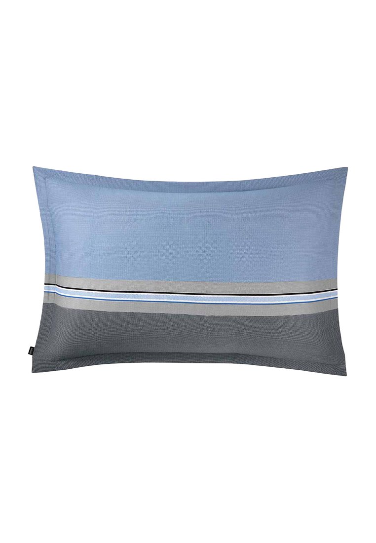 Coussin rectangulaire avec un tissage texturé, présentant un dégradé de tons bleus et gris, rehaussé de rayures horizontales en gris clair et bleu.