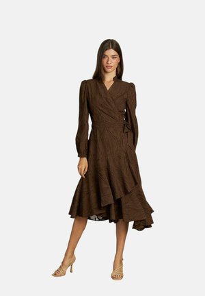 Vestido marrón envolvente con mangas largas, tejido texturizado con patrones de hojas, dobladillo asimétrico y un cinturón atado en la cintura.