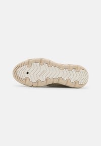 Sorel sneakersåle, med gummimateriale, zigzag-mønster, og en kremfarge med strukturert overflate for grep og holdbarhet.