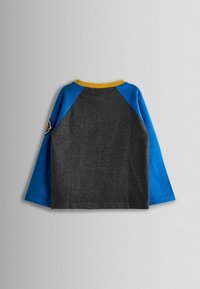 Tričko s dlhým rukávom v šedej farbe, modré rukávy a žltý golier. Jemný bavlnený materiál s okrúhlym výstrihom a kontrastným dizajnom rukávov.
