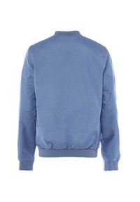 Giacca bomber azzurro chiaro con una texture liscia e lucida, colletto e polsini a coste, e vita elastica per una forma aderente.