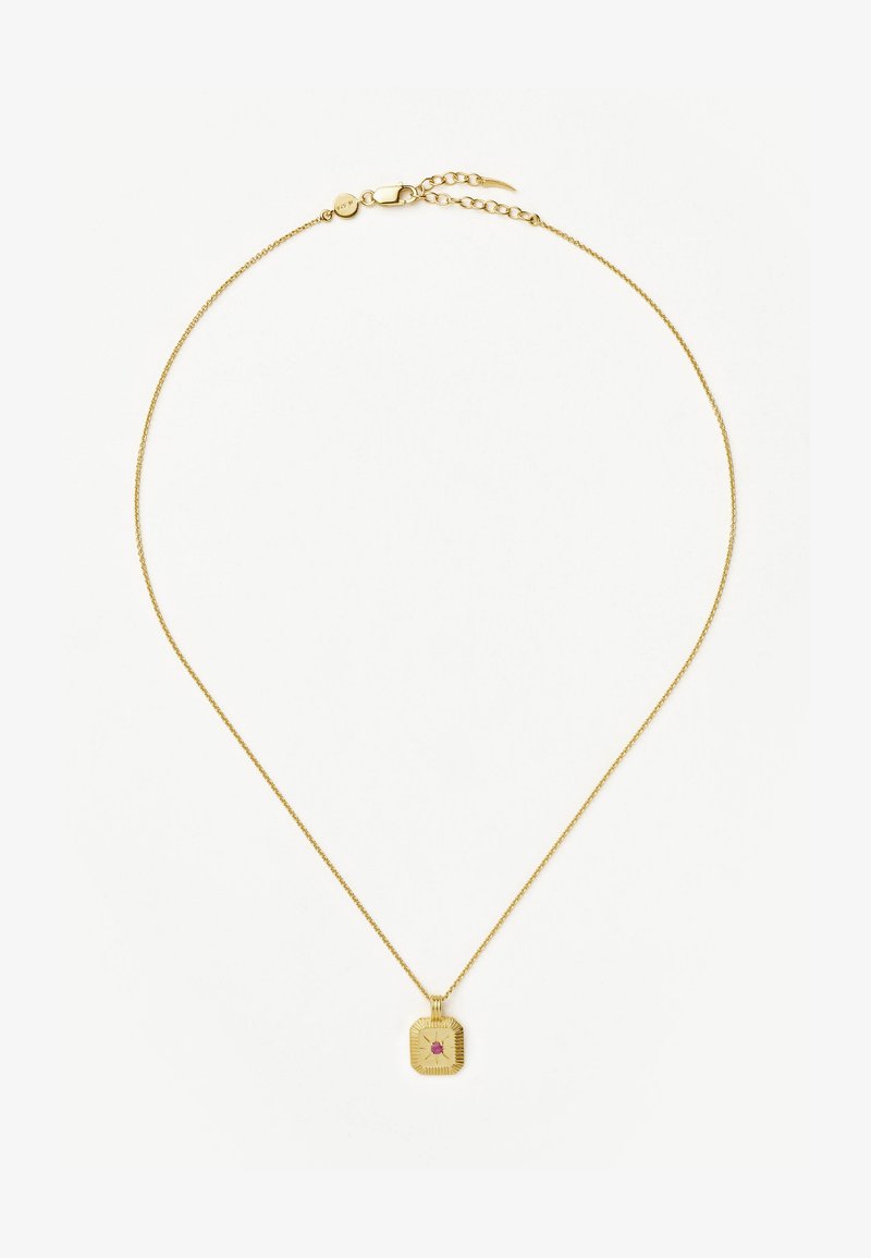 Colar de ouro com uma corrente delicada, apresentando um pendente quadrado com um design de raios de sol e um pequeno detalhe rosa no centro.