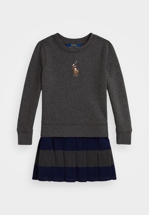 Grå hettegenser med en liten polo-spillerlogo på brystet, kombinert med en marineblå plisset skjørt med grå striper. Mykt stoff, avslappet design.