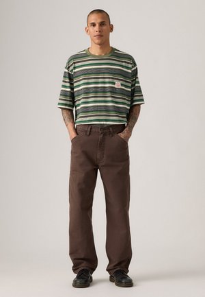 Chemise à manches courtes rayée avec des rayures vertes, blanches et grises ; pantalon marron ; portée avec des chaussures noires ; coupe décontractée ; design casual.