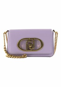 Borsa a tracolla in pelle lilla con una catena dorata, dotata di una chiusura ovale prominente con logo e una superficie liscia. Forma rettangolare.