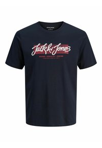 Tumed sinine puuvillane t-särk, millel on graafiline trükk "Jack & Jones" valge ja punasega, ümmargune kaelus, lühikesed varrukad ja mugav lõige.