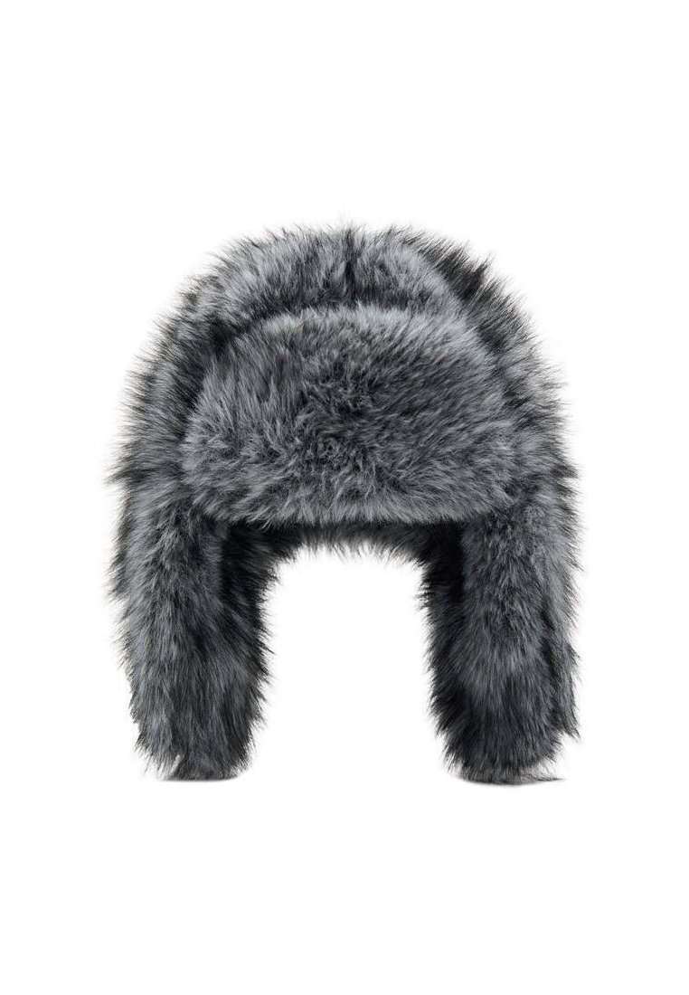 Siv lažni krzneni klobuk z podaljšanimi, puhastimi ušesnimi pokrovi, zaobljenim vrhom in mehko, teksturirano površino. Namenjen za toploto in zaščito.