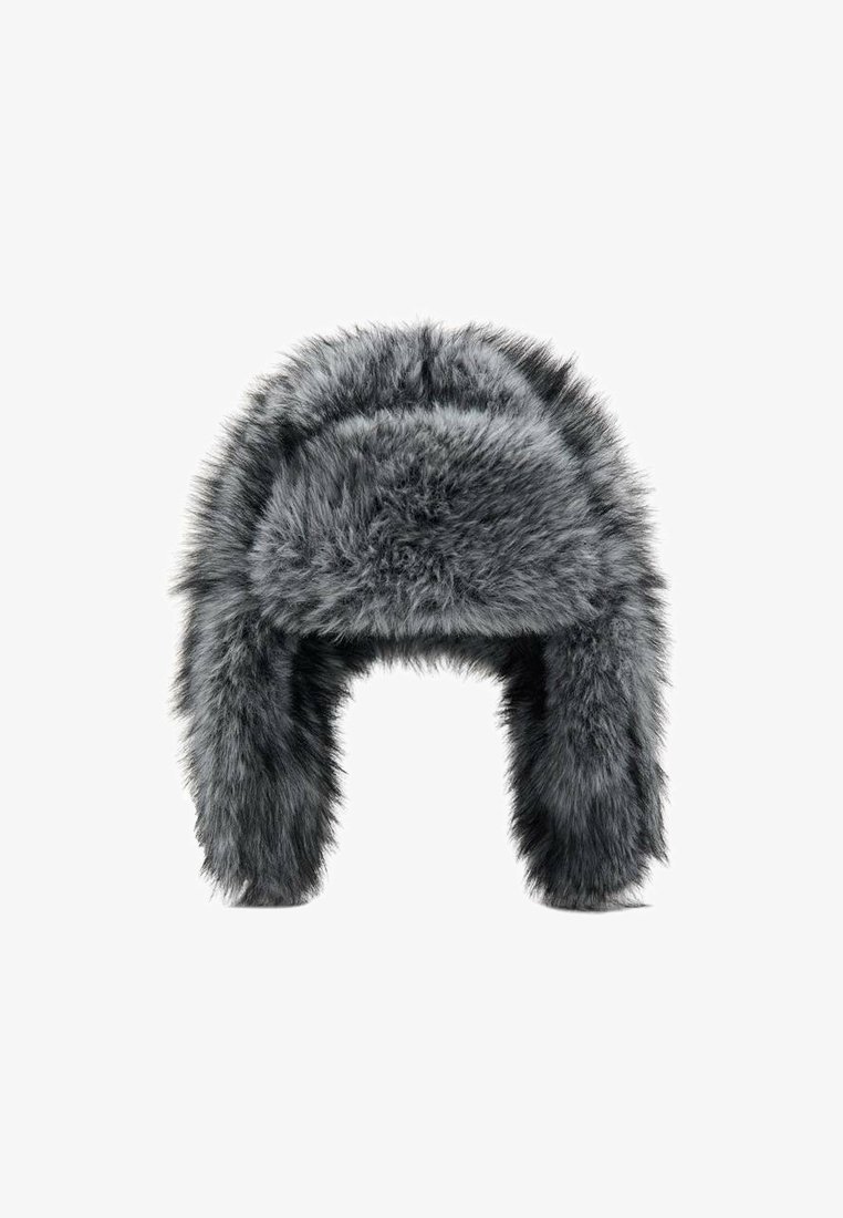 Siv lažni krzneni klobuk z podaljšanimi, puhastimi ušesnimi pokrovi, zaobljenim vrhom in mehko, teksturirano površino. Namenjen za toploto in zaščito.