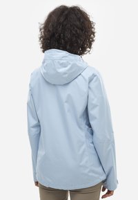 Hellblaue wasserdichte Jacke mit Kapuze, gerippten Manschetten und lockerer Passform. Verfügt über eine glatte Textur und minimalistische Nahtdetails.