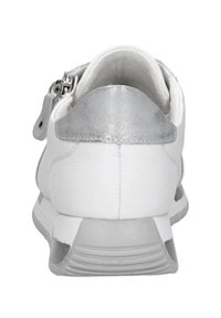 Weiße Leder-Sneaker mit metallisch silbernen Akzenten an der Ferse und einer strukturierten Oberfläche. Verfügt über einen niedrigen Schnitt und eine gepolsterte Sohle.