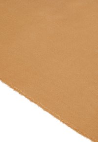 Tan stof med blød tekstur og frynset kant, der har en glat finish og ensartet farve hele vejen igennem. Ideel til forskellige tekstilapplikationer.