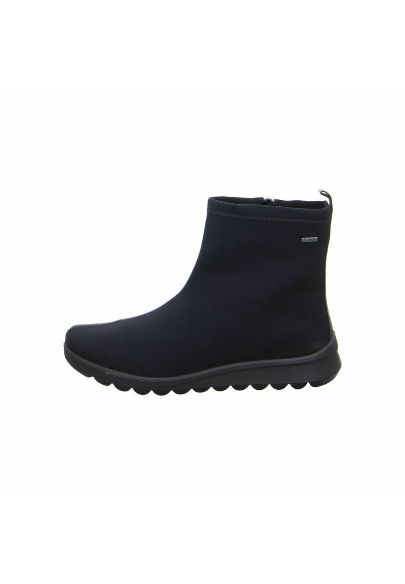 Botas de tobillo negras con un upper de tejido suave, puntera redondeada y una suela de goma flexible que presenta una textura ondulada y un cierre de cremallera lateral.