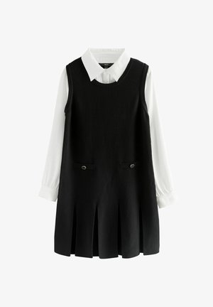 Abito nero senza maniche con una camicia bianca con colletto sotto, dotato di due tasche frontali con dettagli in argento e gonna plissettata.