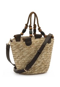 Bolso tipo cubo de paja trenzada con detalles en cuero marrón, asas de cuerda trenzada y detalles de cuentas de madera. Incluye correa ajustable.