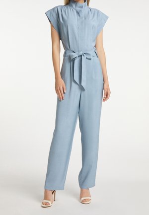 Hellblauer Overall mit hohem Ausschnitt, kurzen Ärmeln und tailliertem Gürtel. Hergestellt aus glattem Stoff, mit weit geschnittenen Hosenbeinen.