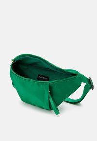 Borsa a cintura in nylon verde con chiusura a zip, dotata di fodera interna, etichetta con logo e cinghia regolabile per un facile utilizzo.