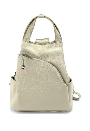 Beige leren rugzak met een diagonale voorzak met rits, bovenhandvat, zijvakken en een ritsmetertje met de Italiaanse vlag.