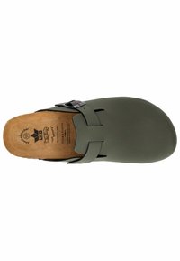Grüne Slipper-Clogs mit einer glatten Oberflächenmaterial, verstellbarem schwarzen Riemen und einer braunen gepolsterten Innensohle, die ein Branding auf der Unterseite aufweist.