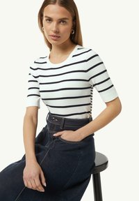 Weiß gestreiftes Kurzarmoberteil mit marineblauen Streifen, kombiniert mit einem dunklen Jeansrock mit Taschen. Glatte Textur und taillierter Schnitt.