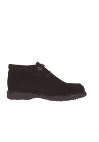 Las botas de tobillo de ante negras presentan una punta redondeada, dos detalles de cordones y una suela de goma texturizada con una ligera plataforma.