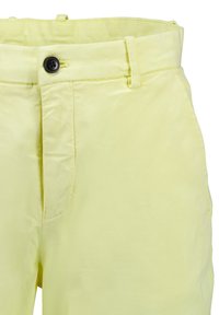 Shorts en coton jaunes avec une fermeture à bouton, une braguette zippée et des passants de ceinture. Le tissu est léger et a une texture lisse.