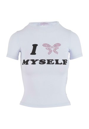 T-shirt bianca a maniche corte con testo nero "I" e "MYSELF" e un design di farfalla rosa realizzato con strass. Silhouette aderente.