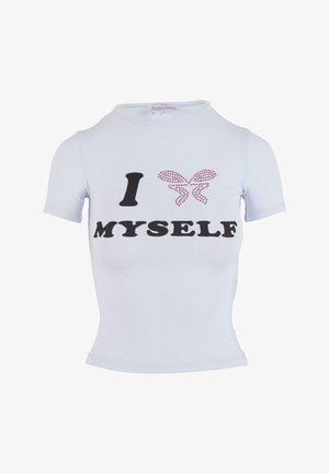 Biała koszulka z krótkim rękawem z czarnym napisem "I" i "MYSELF" oraz różowym motylem wykonanym z kryształków. Dopasowany krój.