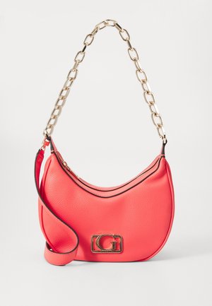 Czerwona torba na ramię o teksturowanej powierzchni z złotym łańcuszkowym paskiem, czarnymi wykończeniami, zamkiem błyskawicznym oraz złotą plakietką z logo z przodu.