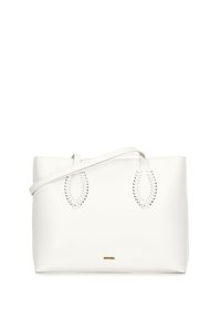Borsa a spalla in pelle bianca con dettagli cuciti, due manici e logo dorato alla base, caratterizzata da una superficie liscia e una forma rettangolare.