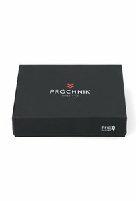 Czarny prostokątny pudełko o matowym wykończeniu. Z przodu widnieje napis "PROCHNIK" w białym i czerwonym kolorze, a po boku znajduje się napis "RFID Secure" w kolorze białym.