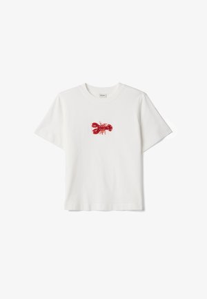 Witte T-shirt met korte mouwen en ronde hals met een gedetailleerde rode kreeftafbeelding in het midden van de borst.