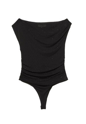 Musta olkaimeton bodysuit, jossa on pieniä kimaltelevia pisteitä ja laskoksia sivuilla, ja se sisältää thong-tyyppisen alaosan.